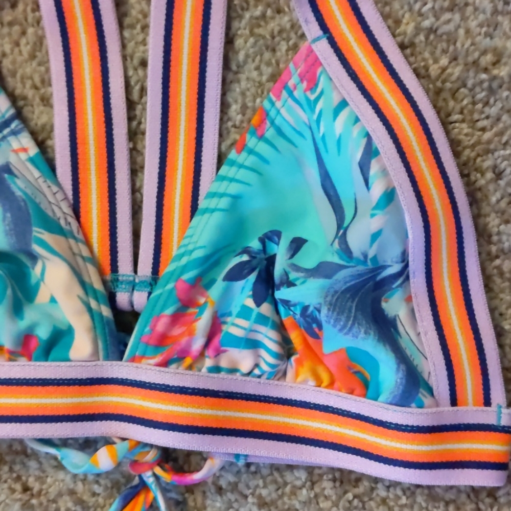 Xhilaration Bikini Top, Swimsuit  . Size M - Picture 3 of 7